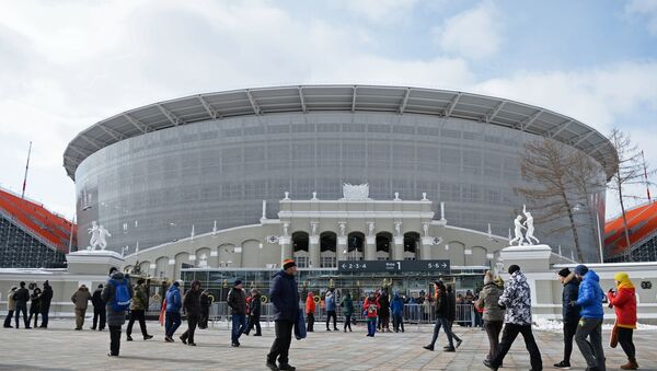 Người hâm mộ bên ngoài Đấu trường Yekaterinburg trước giải vô địch Giải bóng đá Ngoại hạng Nga trận đấu vòng 24 giữa FC Ural Yekaterinburg và FC Rubin Kazan - Sputnik Việt Nam