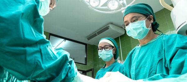 Bác sĩ Trung Quốc lúc mổ - Sputnik Việt Nam