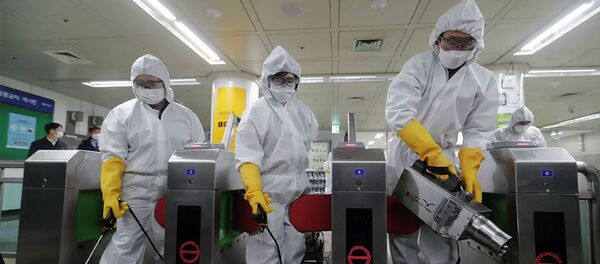 Nhân viên y tế khử trùng tại một ga tàu điện ngầm ở Seoul, Hàn Quốc. Ngày 28 tháng 12 năm 2020 Nhân viên y tế khử trùng tại một ga tàu điện ngầm ở Seoul, Hàn Quốc. Ngày 28 tháng 12 năm 2020 - Sputnik Việt Nam