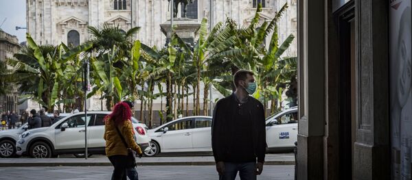 Chàng trai đeo mặt nạ ở trung tâm Milan. - Sputnik Việt Nam