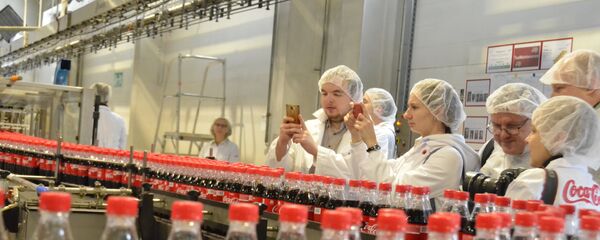 Người tham gia truyền thông nhà máy Coca-Cola - Sputnik Việt Nam