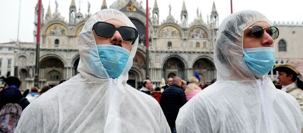 Khách du lịch trong bộ đồ bảo hộ và mặt nạ trong một lễ hội ở Venice Khách du lịch trong bộ đồ bảo hộ và mặt nạ trong một lễ hội ở Venice - Sputnik Việt Nam