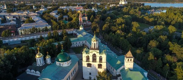 Tháp chuông của Tu viện Biến hình (ở trung tâm) và Nhà thờ Biến hình của thế kỷ 16 (trái) trên lãnh thổ của Nhà thờ Hồi giáo Yaroslavl - Sputnik Việt Nam