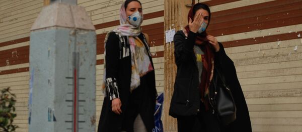 Cư dân Tehran đi bộ dọc theo một trong những con đường trung tâm trong mặt nạ y tế Cư dân Tehran đi bộ dọc theo một trong những con đường trung tâm trong mặt nạ y tế - Sputnik Việt Nam