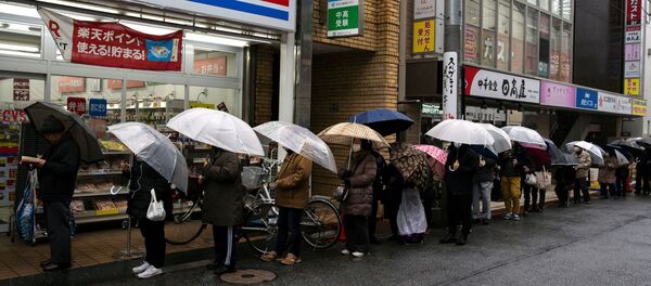 Xếp hàng để mua giấy vệ sinh ở Tokyo - Sputnik Việt Nam