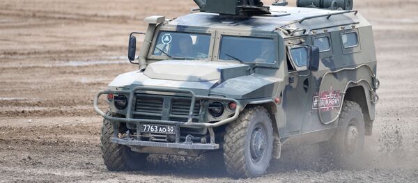 Trình diễn khả năng điều hướng và bắn của KEMZ AMN Tiger-M với mô-đun chiến đấu Narcis tại diễn đàn kỹ thuật quân sự quốc tế Army-2019 tại sân tập Alabino - Sputnik Việt Nam