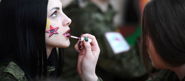 Các nữ thí sinh tham gia cuộc thi sắc đẹp Trang điểm ngụy trang dành cho nữ quân nhân Lực lượng tên lửa chiến lược  - Sputnik Việt Nam