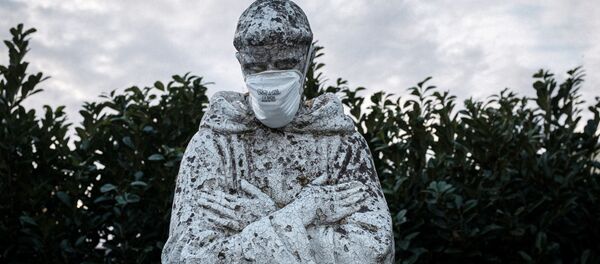 Khẩu trang trên bức tượng Thánh Phanxicô ở San Fiorano Khẩu trang trên bức tượng Thánh Phanxicô ở San Fiorano - Sputnik Việt Nam