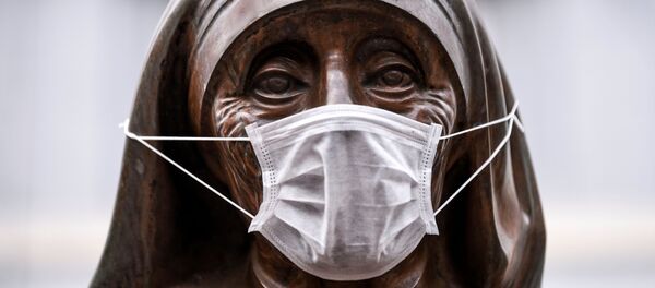 Bức tượng Thánh Theresa đeo khẩu trang ở Pristina, Kosovo - Sputnik Việt Nam