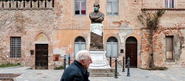 Bức tượng đeo khẩu trang ở San Fiorano, Ý - Sputnik Việt Nam