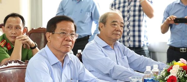 Ông Bùi Mạnh Lân và ông Phạm Văn Hướng nghe công khai xin lỗi theo Luật trách nhiệm bồi thường nhà nước. - Sputnik Việt Nam