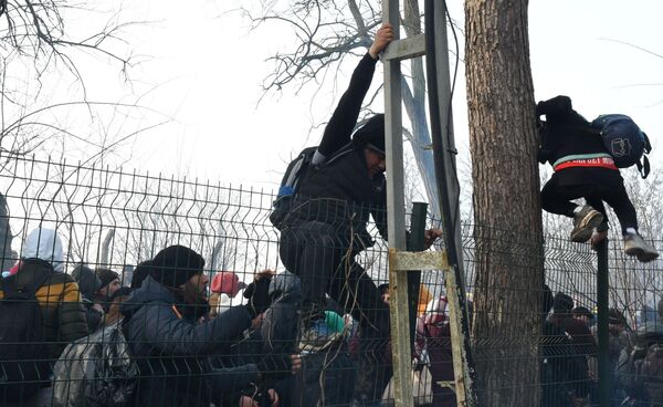 Người tị nạn Afghanistan: Cảnh sát đã lấy tất cả những gì tôi có và gửi tôi trở lại Thổ Nhĩ Kỳ Người tị nạn Afghanistan: Cảnh sát đã lấy tất cả những gì tôi có và gửi tôi trở lại Thổ Nhĩ Kỳ - Sputnik Việt Nam