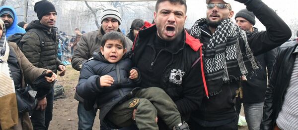 Tình hình tại cửa khẩu biên giới Pazarkul ở biên giới giữa Thổ Nhĩ Kỳ và Hy Lạp, nơi cảnh sát đã sử dụng hơi cay chống lại người tị nạn Tình hình tại cửa khẩu biên giới Pazarkul ở biên giới giữa Thổ Nhĩ Kỳ và Hy Lạp, nơi cảnh sát đã sử dụng hơi cay chống lại người tị nạn - Sputnik Việt Nam