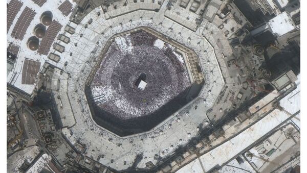 Một đám đông lớn vây quanh Kaaba tại Nhà thờ Hồi giáo Al-Haram ở thành phố thánh địa Mecca, Ả Rập Saudi, trước khi có coronavirus vào ngày 14 tháng 2 năm 2020 và trong thời gian coronavirus vào ngày 3 tháng 3 năm 2020 - Sputnik Việt Nam