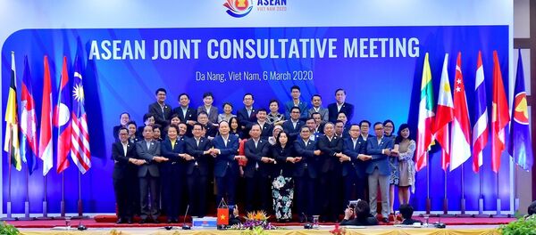 Các đại biểu chụp ảnh chung tại Hội nghị tham vấn chung ASEAN.  - Sputnik Việt Nam