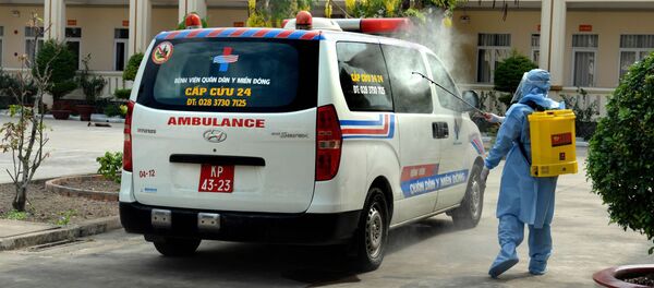 Các lực lượng chức năng phun thuốc khử trùng xe vận chuyển các công dân có triệu chứng ho, sốt, khó thở vào khu điều trị cách ly tại Sư đoàn 317 Các lực lượng chức năng phun thuốc khử trùng xe vận chuyển các công dân có triệu chứng ho, sốt, khó thở vào khu điều trị cách ly tại Sư đoàn 317 - Sputnik Việt Nam