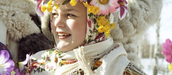 Cô gái mặc trang phục dân gian tại lễ hội mùa xuân - Sputnik Việt Nam