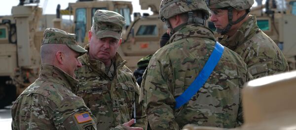 Trung tướng quân đội Hoa Kỳ và Tư lệnh quân đội Hoa Kỳ tại châu Âu Christopher Cavoli nói chuyện với các binh sĩ trong một chiến dịch để dỡ các thiết bị quân sự tại cảng Bremerhaven để chuẩn bị cho cuộc tập trận Bảo vệ châu Âu 20, Đức - Sputnik Việt Nam