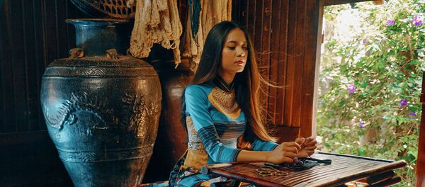 Một bộ áo dài của NTK Quang Huy Một bộ áo dài của NTK Quang Huy - Sputnik Việt Nam