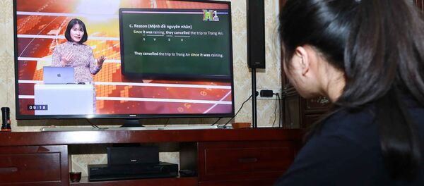 Sản xuất và phát sóng Chương trình học trên truyền hình các môn học năm học 2019 – 2020 dành cho học sinh lớp 9 và 12 nhằm giúp học sinh trên địa bàn Thành phố ôn luyện và học tập - Sputnik Việt Nam