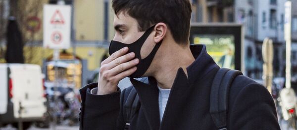 Người đàn ông đeo mặt nạ trên đường phố Milan Người đàn ông đeo mặt nạ trên đường phố Milan - Sputnik Việt Nam