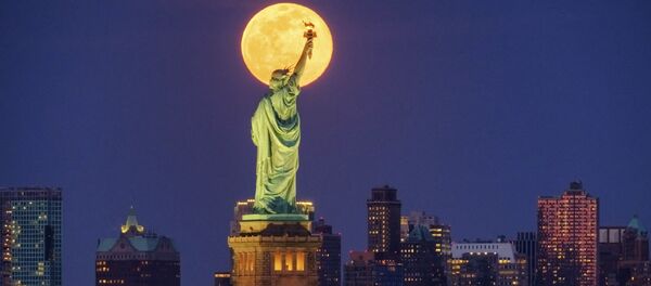 Tượng Nữ thần Tự do trong nền cảnh trăng tròn ở New York Tượng Nữ thần Tự do trong nền cảnh trăng tròn ở New York - Sputnik Việt Nam
