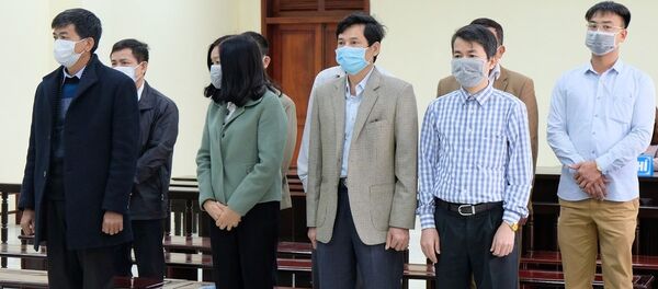 5 cựu cán bộ Thanh tra tỉnh Thanh Hóa tại phiên tòa.  - Sputnik Việt Nam