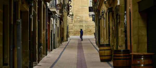 Người đàn ông trên con đường vắng người ở phía Bắc Tây Ban Nha - Sputnik Việt Nam