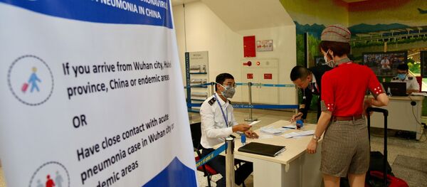 Phi hành đoàn và tiếp viên Hãng hàng không VietjetAir làm thủ tục khai báo y tế trước khi nhập cảnh tại cửa khẩu Sân bay quốc tế Nội Bài (Hà Nội), chiều 7/3.  - Sputnik Việt Nam