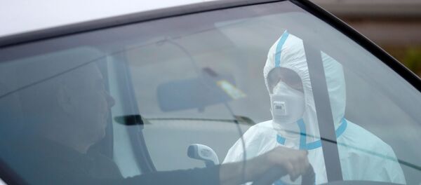 Bác sĩ đo nhiệt độ của tài xế ở Jedrzychowice trên biên giới Đức và Ba Lan Bác sĩ đo nhiệt độ của tài xế ở Jedrzychowice trên biên giới Đức và Ba Lan - Sputnik Việt Nam