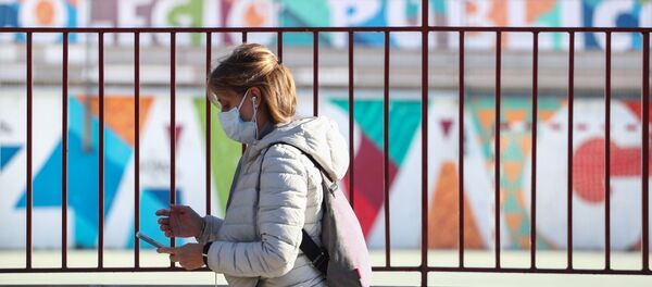 Người dân Madrid đeo khẩu trang Người dân Madrid đeo khẩu trang - Sputnik Việt Nam