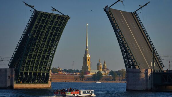 Cảnh mở Cầu Cung điện và Pháo đài Petropavlovsky ở Saint-Peterburg - Sputnik Việt Nam