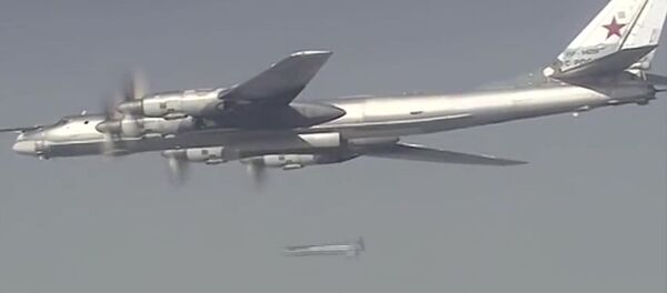 Máy bay Tu-95 Lực lượng Hàng không vũ trụ Nga dội bom vào cơ sở hạ tầng của IS ở Syria - Sputnik Việt Nam