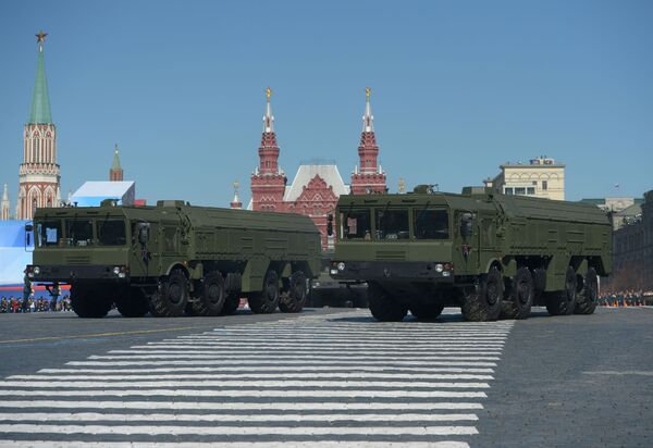 Tổ hợp tên lửa chiến thuật Iskander-M trong buổi tổng diễn tập duyệt binh Chiến thắng - Sputnik Việt Nam