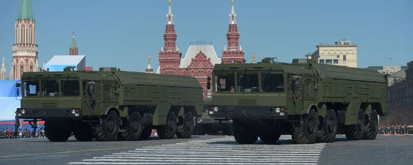 Tổ hợp tên lửa chiến thuật Iskander-M trong buổi tổng diễn tập duyệt binh Chiến thắng - Sputnik Việt Nam