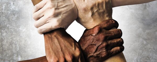 Bốn người nắm cổ tay nhau. - Sputnik Việt Nam