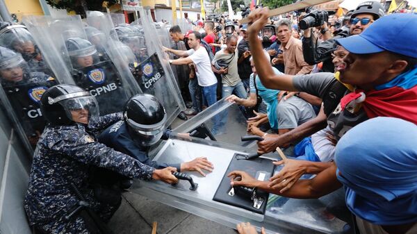 Đụng độ giữa người biểu tình đối lập với cảnh sát ở Caracas, Venezuela - Sputnik Việt Nam