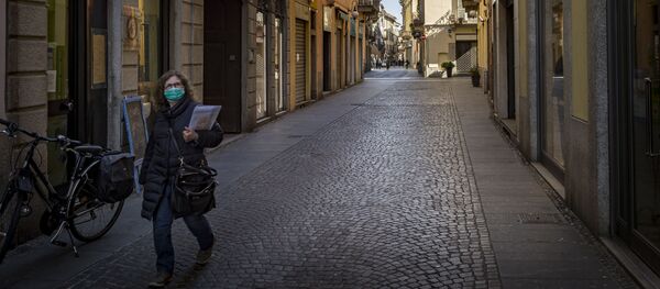 Người phụ nữ đeo khẩu trang trên một trong những con phố ở Novara, Ý - Sputnik Việt Nam