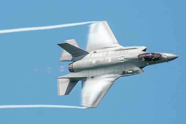 Kẻ thù không đội trời chung. Các chuyên gia đánh giá hiệu quả của radar Nebo-U đối với F-35 Kẻ thù không đội trời chung. Các chuyên gia đánh giá hiệu quả của radar Nebo-U đối với F-35 - Sputnik Việt Nam