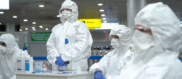 Nhân viên y tế trước khi bắt đầu kiểm tra hành khách tại sân bay Sheremetyevo. - Sputnik Việt Nam