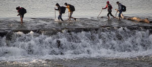 Người di cư qua sông Maritsa ở Thổ Nhĩ Kỳ Người di cư qua sông Maritsa ở Thổ Nhĩ Kỳ - Sputnik Việt Nam