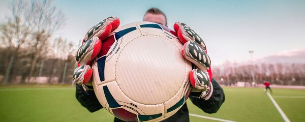 Người đàn ông với một quả bóng đá Người đàn ông với một quả bóng đá - Sputnik Việt Nam