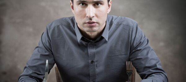 Người đàn ông cầm dao và nĩa Người đàn ông cầm dao và nĩa - Sputnik Việt Nam