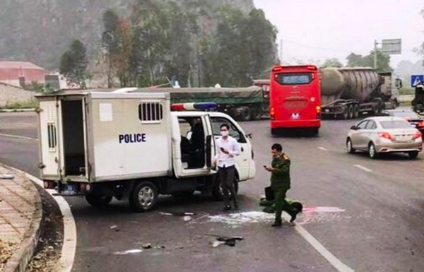 Xe chở phạm nhân về trại giam gặp sự cố, 1 cán bộ công an hy sinh - Sputnik Việt Nam