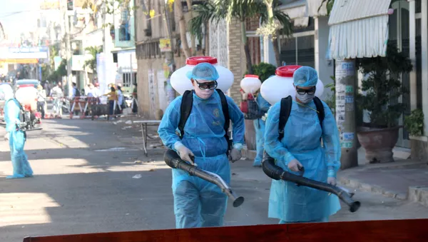 Phun thuốc diệt khuẩn 2 lần/ngày tại khu cách ly phường Đức Thắng, thành phố Phan Thiết. - Sputnik Việt Nam