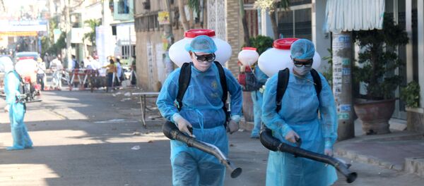 Phun thuốc diệt khuẩn 2 lần/ngày tại khu cách ly phường Đức Thắng, thành phố Phan Thiết. - Sputnik Việt Nam