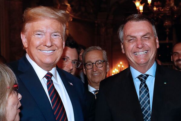 Tổng thống Hoa Kỳ Donald Trump và Tổng thống Brazil Jair Bolsonaru trong cuộc họp báo cùng với Thư ký báo chí Fabio Wajngarten, người có kết quả xét nghiệm dương tính với coronavirus - Sputnik Việt Nam