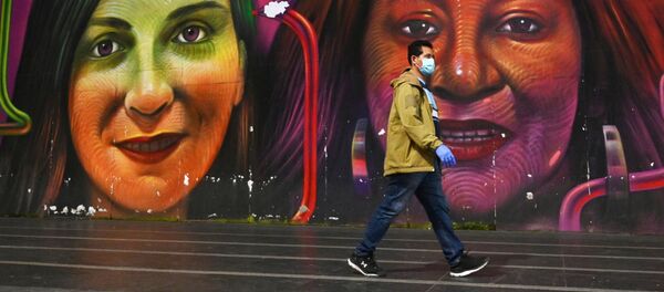 Người dân đeo khẩu trang trên phố Madrid, Tây Ban Nha  - Sputnik Việt Nam