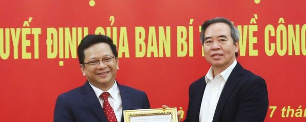 Trưởng Ban Kinh tế Trung ương Nguyễn Văn Bình trao quyết định bổ nhiệm cho ông Nguyễn Đức Hiển.  - Sputnik Việt Nam
