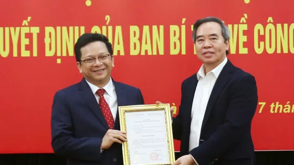 Trưởng Ban Kinh tế Trung ương Nguyễn Văn Bình trao quyết định bổ nhiệm cho ông Nguyễn Đức Hiển.  - Sputnik Việt Nam